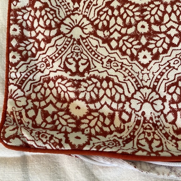 Roberta Roller Rabbit Big Cata pillow cover 22x22 - Picture 2 of 6